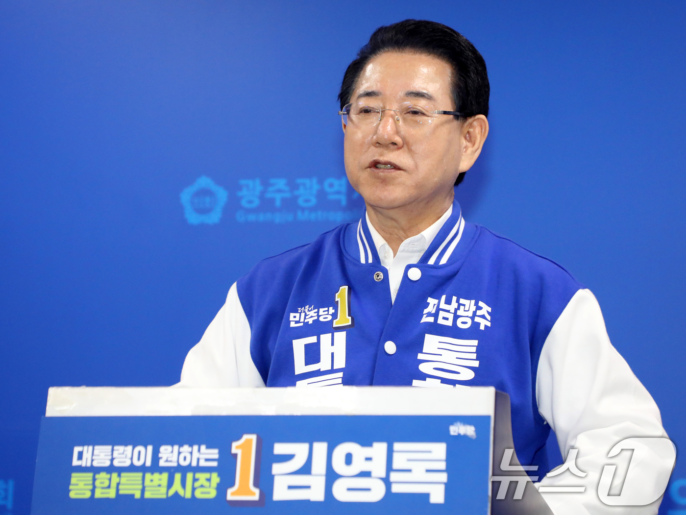 (광주=뉴스1) 이수민 기자 = 김영록 전남광주통합특별시장 후보가 3일 광주시의회 브리핑룸에서 '광주 군 공항 이전 부지 로드맵 발표' 기자회견을 개최하고 있다. 2026.4.3/ …