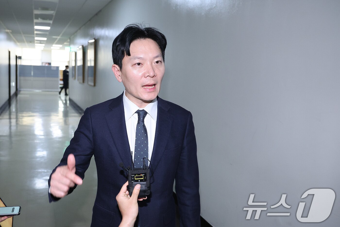 본문 이미지 - 쌍방울 대북송금 사건을 담당했던 박상용 검사가 3일 서울 여의도 국회에서 열린 윤석열정권정치검찰조작기소의혹사건진상규명국정조사특별위원회 전체회의에서 증인 선서 거부로 퇴장당한 후 소명 기회를 줄 것을 취재진에게 요청하고 있다. 2026.4.3 ⓒ 뉴스1 신웅수 기자