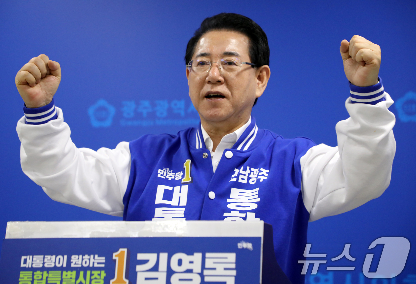 (광주=뉴스1) 이수민 기자 = 김영록 전남광주통합특별시장 후보가 3일 광주시의회 브리핑룸에서 '광주 군 공항 이전 부지 로드맵 발표' 기자회견을 개최하고 있다. 2026.4.3/ …