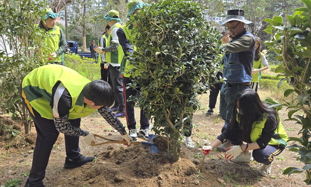 부산시설공단, 금강공원서 식목일 행사…유관기관·학생 참여