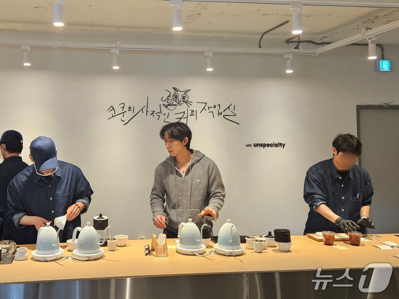 본문 이미지 - 아티스트 코드 쿤스트와 언스페셜티가 협업한 팝업 카페 '코쿤의 사적인 커피 작업실' 현장.  2026.4.3 ⓒ 뉴스1 박혜연 기자