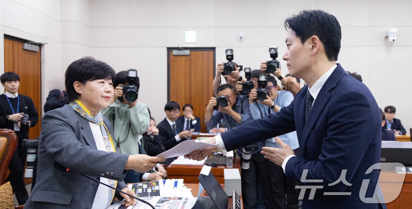 본문 이미지 - 쌍방울 대북송금 사건을 담당했던 박상용 검사가 3일 서울 여의도 국회에서 열린 윤석열정권 정치검찰 조작기소의혹 사건 진상규명 국정조사특별위원회 전체회의에 증인으로 출석해 증인 선서 거부에 관한 소명서를 제출하고 있다. 2026.4.3 ⓒ 뉴스1 이승배 기자