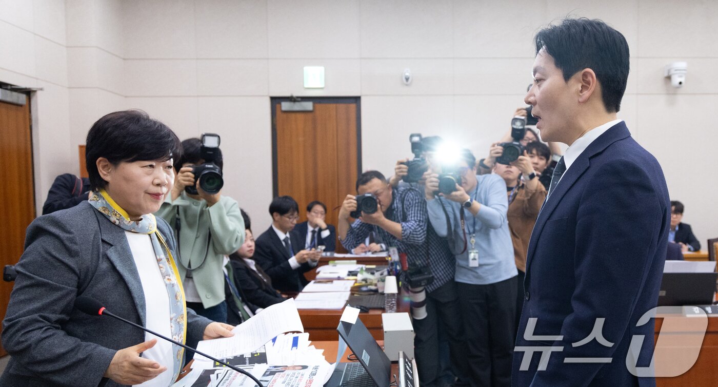 본문 이미지 - 쌍방울 대북송금 사건을 담당했던 박상용 검사가 3일 서울 여의도 국회에서 열린 윤석열정권 정치검찰 조작기소의혹 사건 진상규명 국정조사특별위원회 전체회의에 증인으로 출석해 증인 선서 거부에 관한 소명서를 제출한 뒤 서영교 위원장에게 발언하고 있다. 2026.4.3 ⓒ 뉴스1 이승배 기자