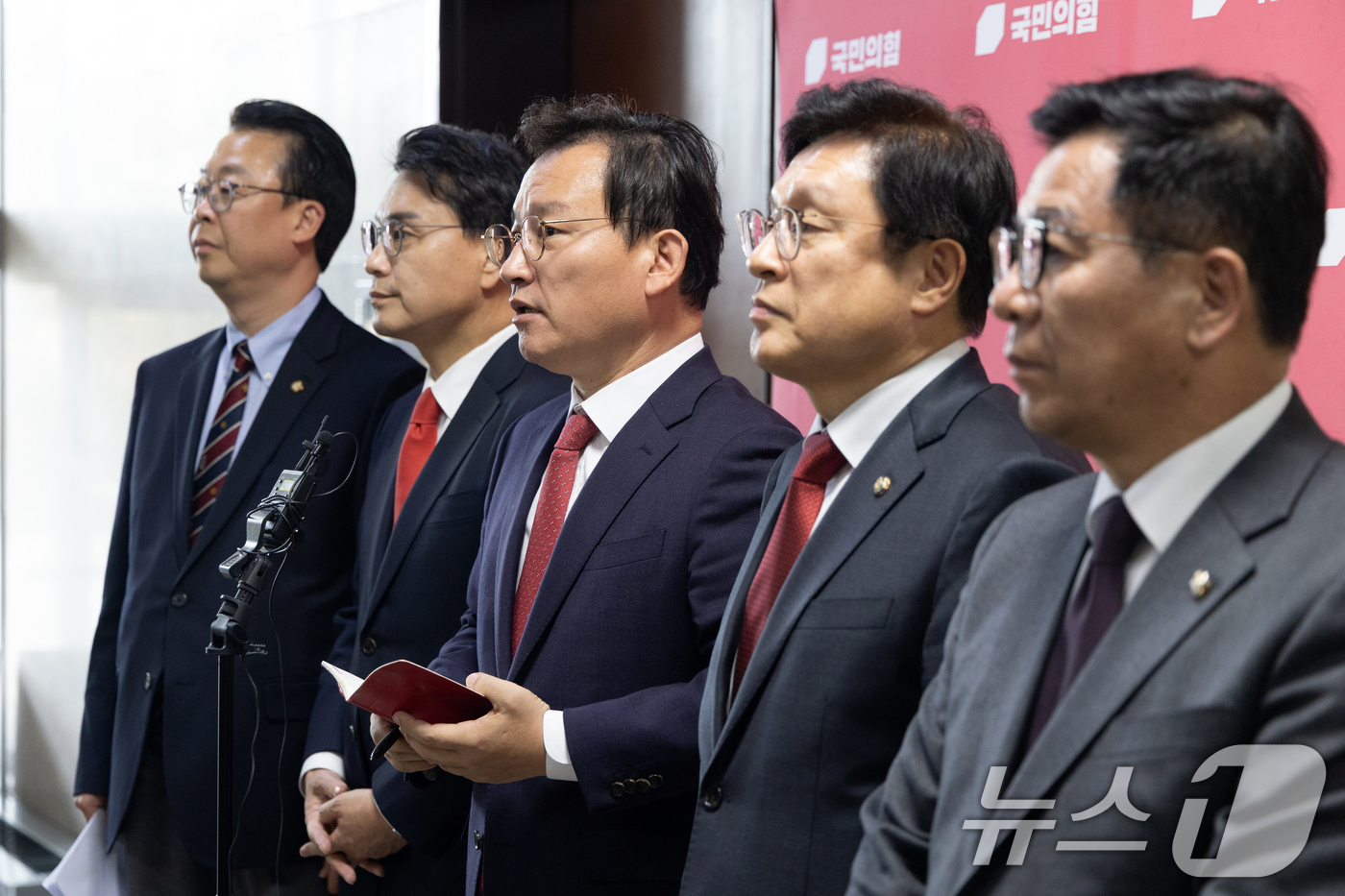 (서울=뉴스1) 이승배 기자 = 윤석열정권 정치검찰 조작기소의혹 사건 진상규명 국정조사특별위원회 김형동 국민의힘 의원을 비롯한 야당 위원들이 3일 서울 여의도 국회에서 박상용 검사 …