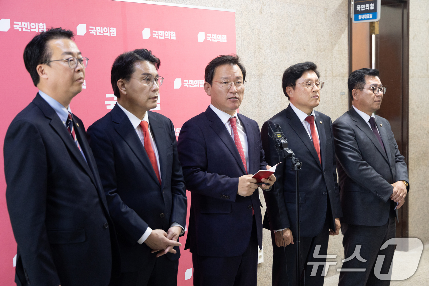 (서울=뉴스1) 이승배 기자 = 윤석열정권 정치검찰 조작기소의혹 사건 진상규명 국정조사특별위원회 김형동 국민의힘 의원을 비롯한 야당 위원들이 3일 서울 여의도 국회에서 박상용 검사 …