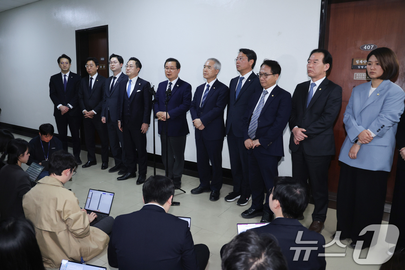 (서울=뉴스1) 신웅수 기자 = 윤석열정권정치검찰조작기소의혹사건진상규명국정조사특별위원회 소속 범여권 의원들이 3일 서울 여의도 국회에서 박상용 검사의 증인 선서 거부에 대한 입장을 …