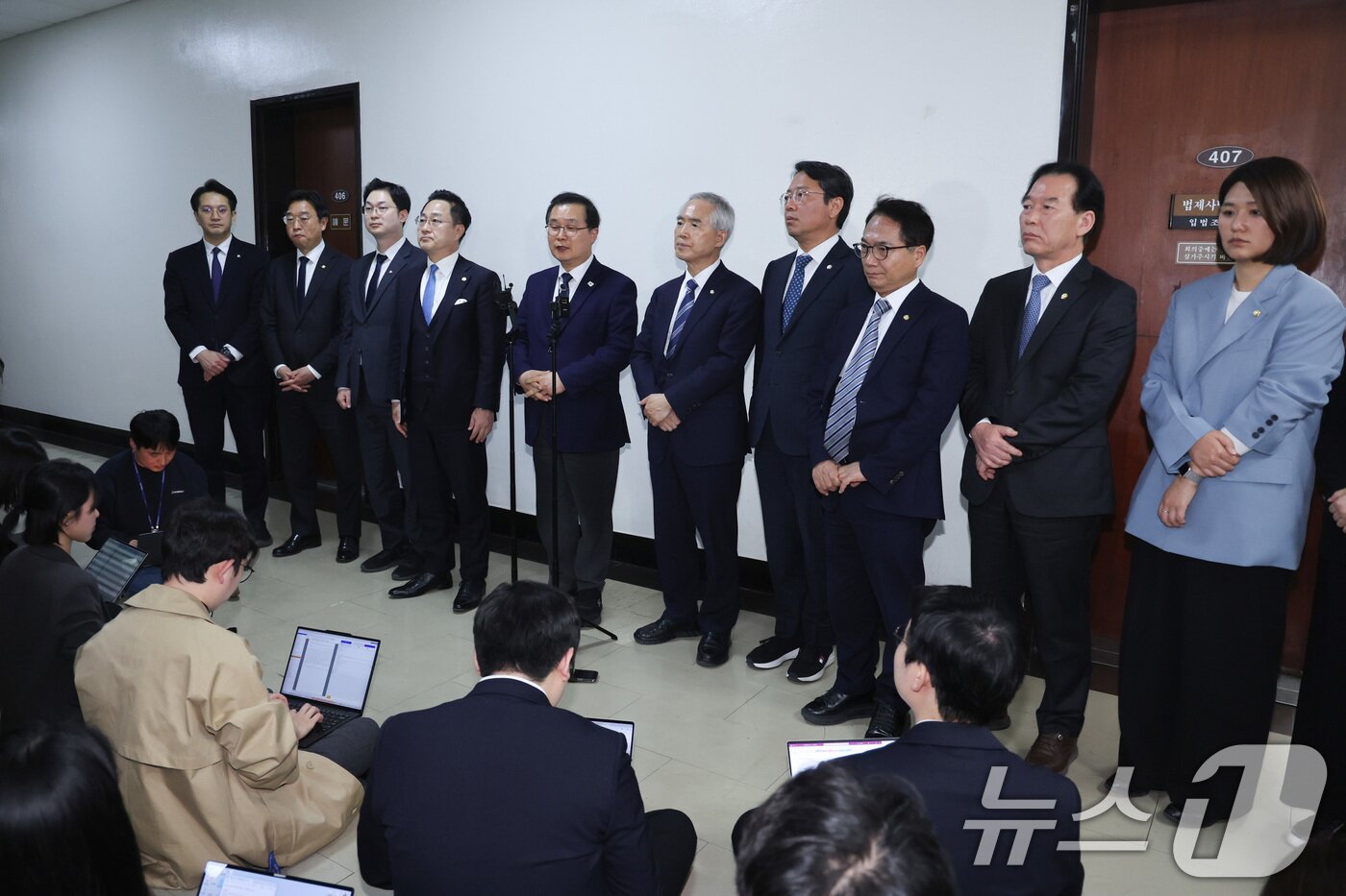 본문 이미지 - 윤석열정권정치검찰조작기소의혹사건진상규명국정조사특별위원회 소속 범여권 의원들이 3일 서울 여의도 국회에서 박상용 검사의 증인 선서 거부에 대한 입장을 밝히고 있다. 2026.4.3 ⓒ 뉴스1 신웅수 기자