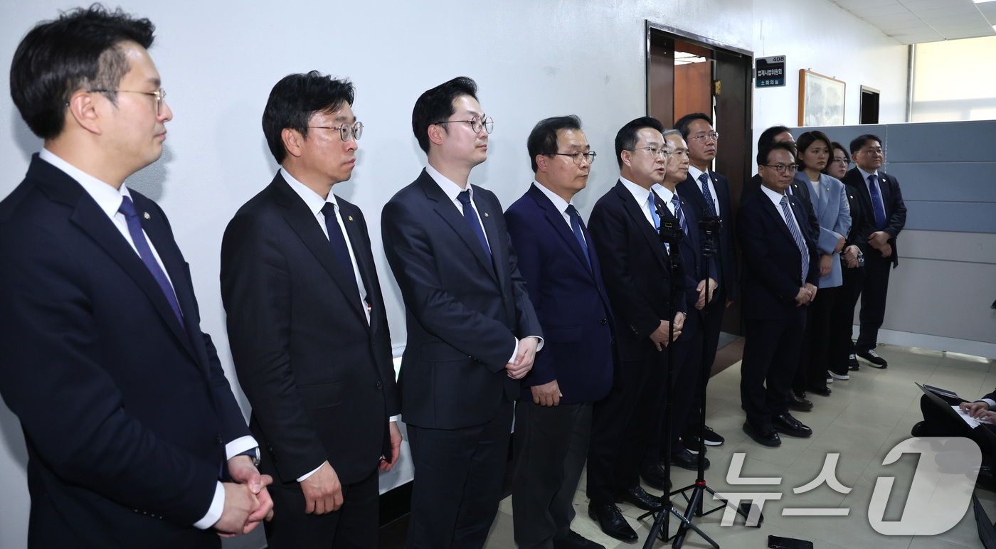 (서울=뉴스1) 신웅수 기자 = 윤석열정권정치검찰조작기소의혹사건진상규명국정조사특별위원회 소속 범여권 의원들이 3일 서울 여의도 국회에서 박상용 검사의 증인 선서 거부에 대한 입장을 …