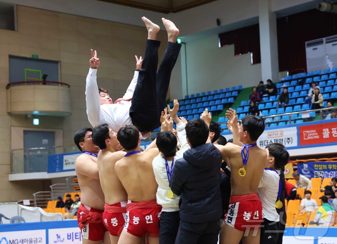 (서울=뉴스1) = 3일 충청북도 제천시 제천체육관에서 열린 ‘제80회 전국씨름선수권대회' 중학교부 단체전 우승을 차지한 능인중학교(대구광역시)가 우승을 확정한 후 한다복 감독과 …