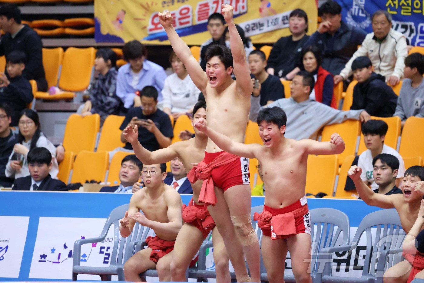 (서울=뉴스1) = 3일 충청북도 제천시 제천체육관에서 열린 ‘제80회 전국씨름선수권대회' 중학교부 단체전 우승을 차지한 능인중학교(대구광역시)가 우승을 확정한 후 함께 기뻐하고있 …