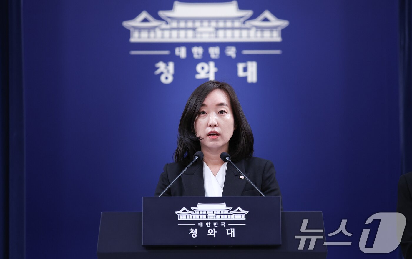 본문 이미지 - 전은수 대변인이 3일 청와대 춘추관에서 출퇴근 시간대 대중교통 혼잡 완화 대책 관련 브리핑을 하고 있다. 2026.4.3 ⓒ 뉴스1 허경 기자