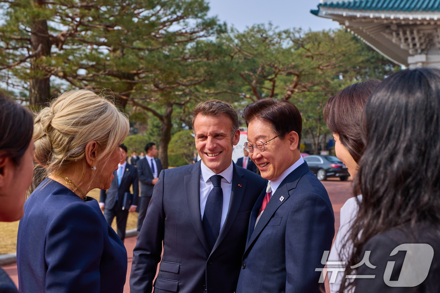 (서울=뉴스1) 허경 기자 = 이재명 대통령 부부가 3일 청와대에서 국빈 방한한 에마뉘엘 마크롱 프랑스 대통령 부부를 영접하고 있다. (청와대 제공. 재판매 및 DB 금지) 202 …