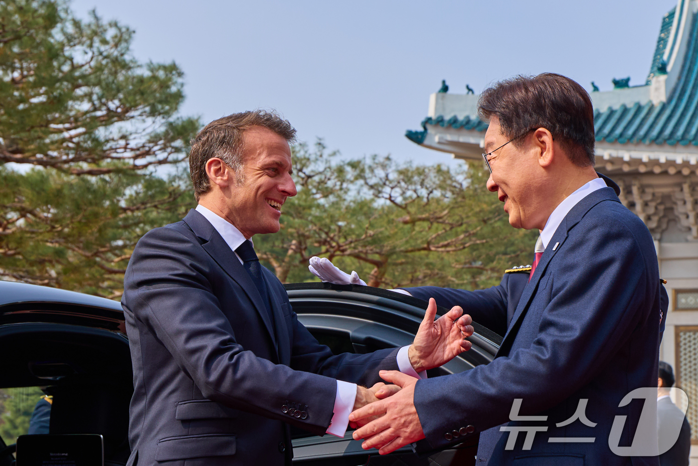 (서울=뉴스1) 허경 기자 = 이재명 대통령이 3일 청와대에서 국빈 방한한 에마뉘엘 마크롱 프랑스 대통령을 영접하고 있다. (청와대 제공. 재판매 및 DB 금지) 2026.4.3/ …