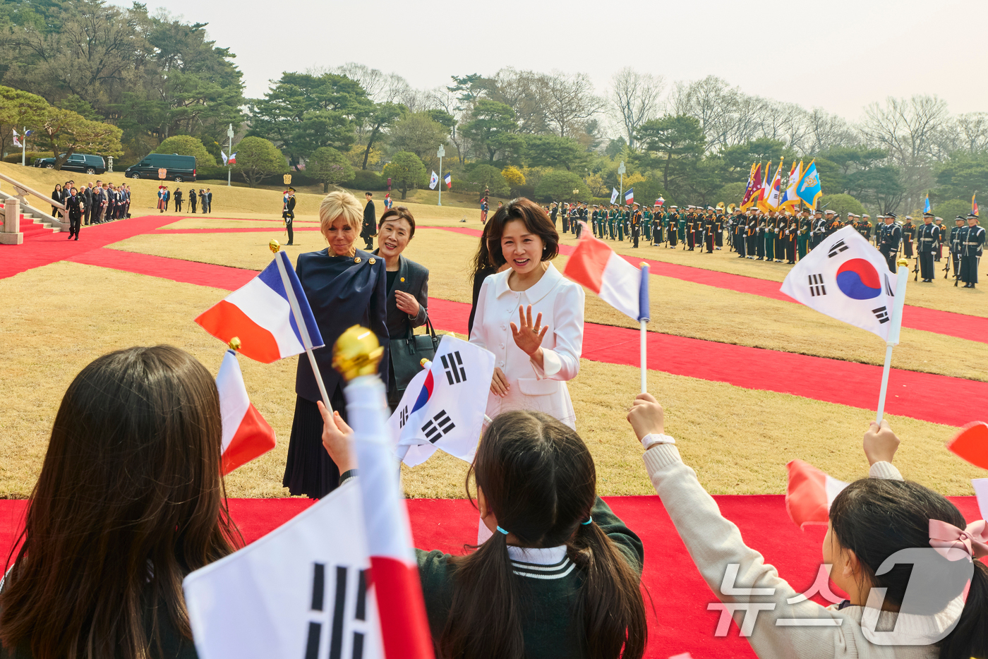 (서울=뉴스1) 허경 기자 = 김혜경 여사와 에마뉘엘 마크롱 프랑스 대통령 부인 브리지트 마크롱 여사가 3일 청와대에서 열린 공식 환영식에서 어린이들에게 인사를 하고 있다. (청와 …