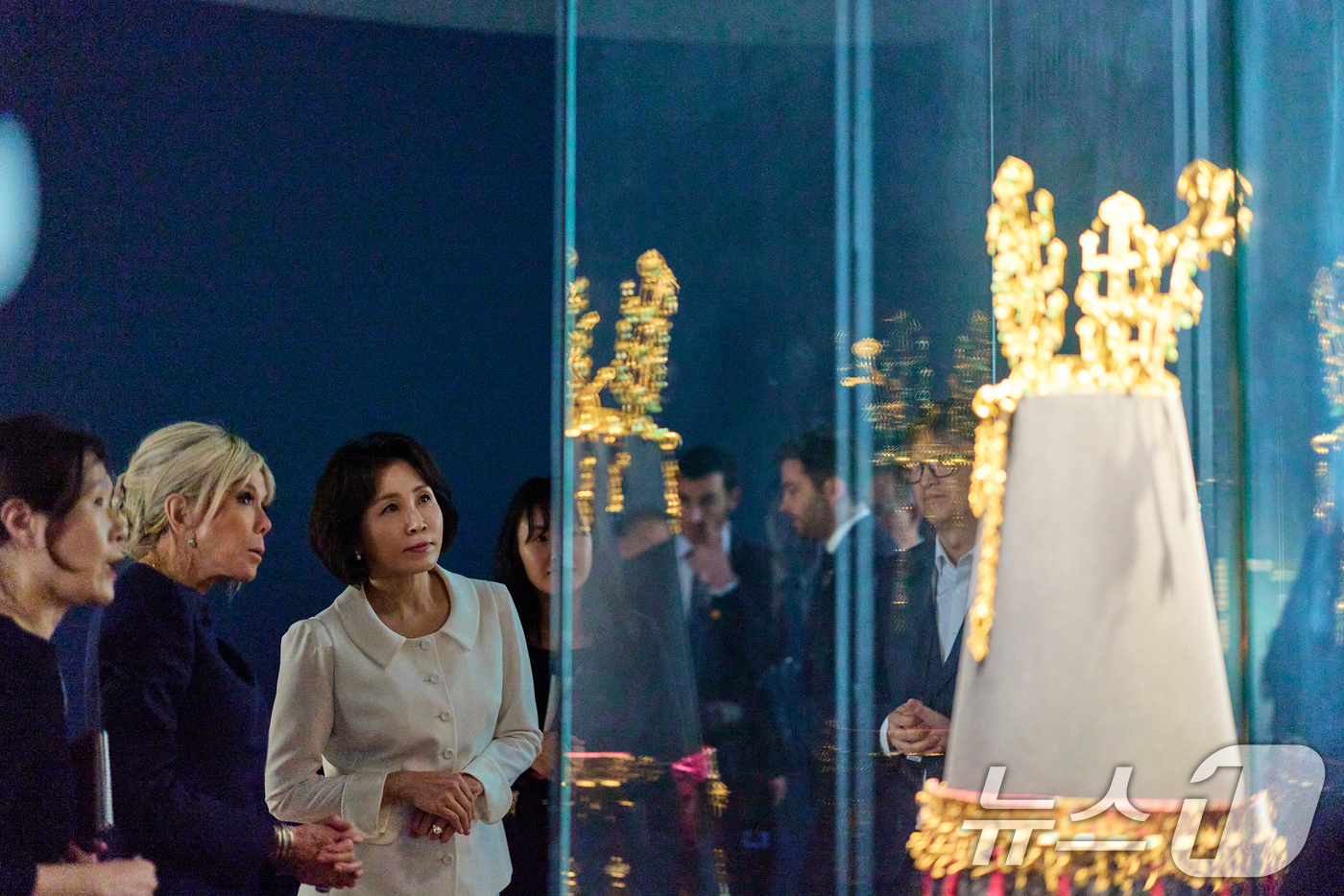 (서울=뉴스1) 허경 기자 = 김혜경 여사와 에마뉘엘 마크롱 프랑스 대통령 부인 브리지트 마크롱 여사가 3일 국립중앙박물관에서 열린 친교일정에서 신라금관을 관람하고 있다. (청와대 …
