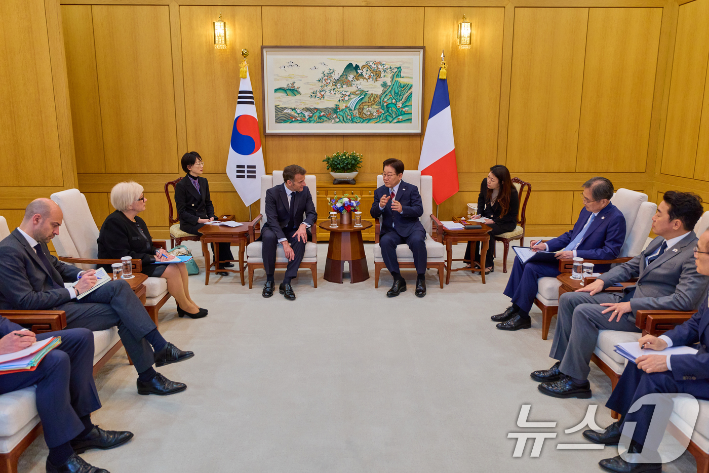 (서울=뉴스1) 허경 기자 = 이재명 대통령과 에마뉘엘 마크롱 프랑스 대통령이 3일 청와대에서 소인수회담을 하고 있다. (청와대 제공. 재판매 및 DB 금지) 2026.4.3/뉴스 …