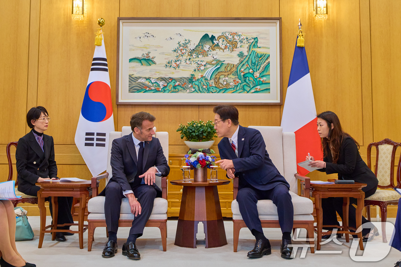 (서울=뉴스1) 허경 기자 = 이재명 대통령과 에마뉘엘 마크롱 프랑스 대통령이 3일 청와대에서 소인수회담을 하고 있다. (청와대 제공. 재판매 및 DB 금지) 2026.4.3/뉴스 …