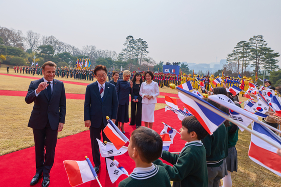 어린이 환영단과 인사하는 한·프랑스 정상 부부