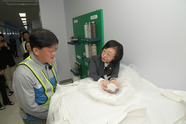 식약처장 "페트병 원료 수급 난항 우려…재생원료 활성화 지원"