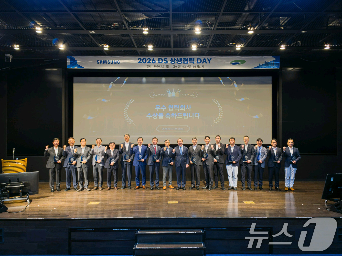 (서울=뉴스1) = 전영현 삼성전자 대표이사 부회장이 3일 경기도 용인시 디 유니버스 SE에서 열린 DS부문 '2026년 상생협력 DAY'에서 우수 협력회사 대표들과 기념촬영을 하 …