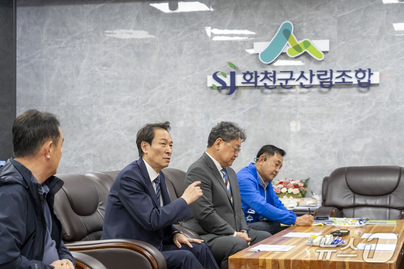 본문 이미지 - 우상호 더불어민주당 강원특별자치도지사 예비후보가 3일 화천군산림조합을 찾아 이야기를 나누고 있다.(후보 측 제공, 재판매 및 DB금지)