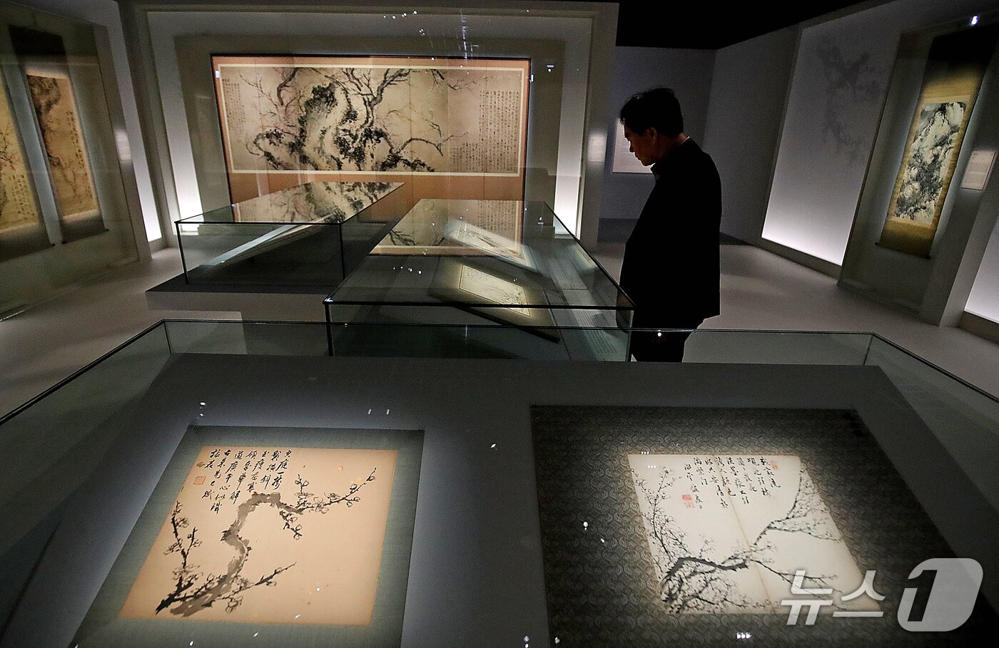 본문 이미지 - 추사 특별전 '4부 추사의 향기 매화에 깃들다'. 추사 제자 조희룡의 '홍백매도'와 더불어 유숙, 김수철 등의 매화 작품이 추사 화파의 변화와 성취를 보여준다. 2026.4.3 ⓒ 뉴스1 공정식 기자