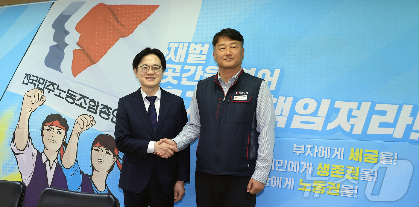 (서울=뉴스1) 박정호 기자 = 김정관 산업통상부 장관이 3일 오후 서울시 중구 정동 전국민주노동조합총연맹(이하 민주노총)을 방문, 양경수 민주노총 위원장과 악수를 하고 있다. 2 …