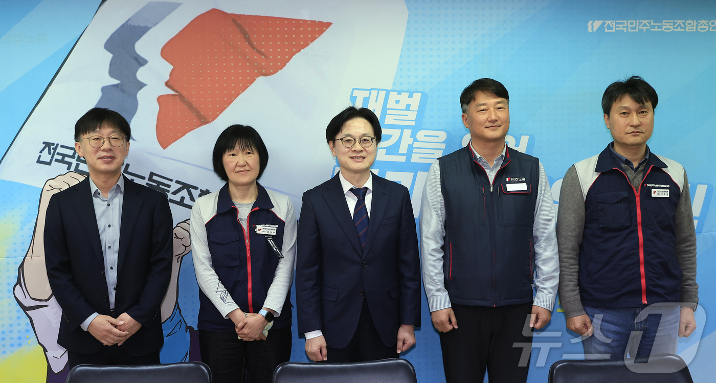 (서울=뉴스1) 박정호 기자 = 김정관 산업통상부 장관이 3일 오후 서울시 중구 정동 전국민주노동조합총연맹(이하 민주노총)을 방문, 양경수 민주노총 위원장 등과 기념 촬영을 하고 …