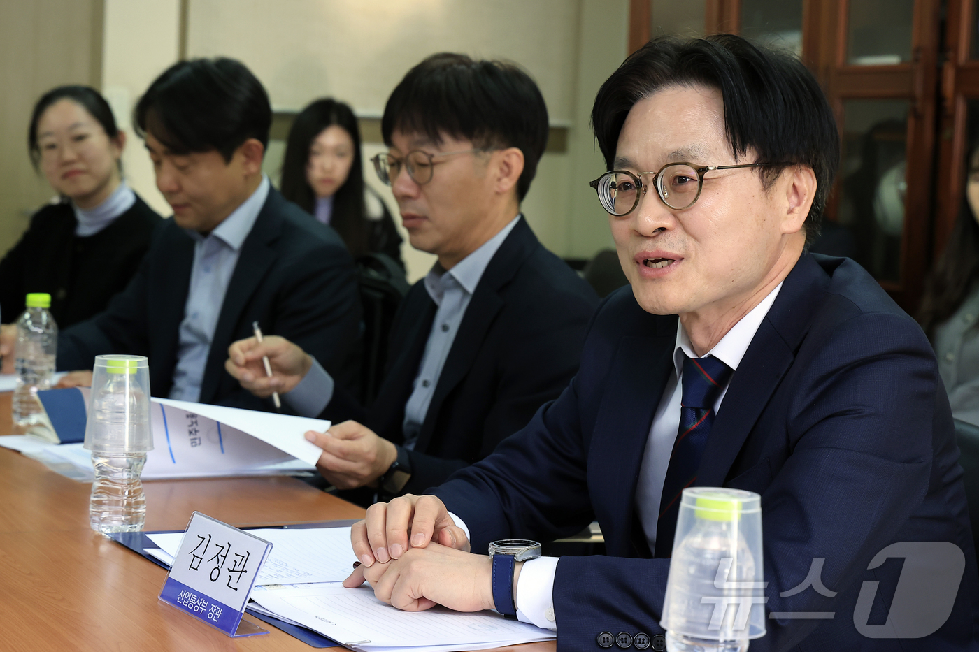 (서울=뉴스1) 박정호 기자 = 김정관 산업통상부 장관이 3일 오후 서울시 중구 정동 전국민주노동조합총연맹(이하 민주노총)을 방문, 양경수 민주노총 위원장 등과 가진 간담회에서 모 …