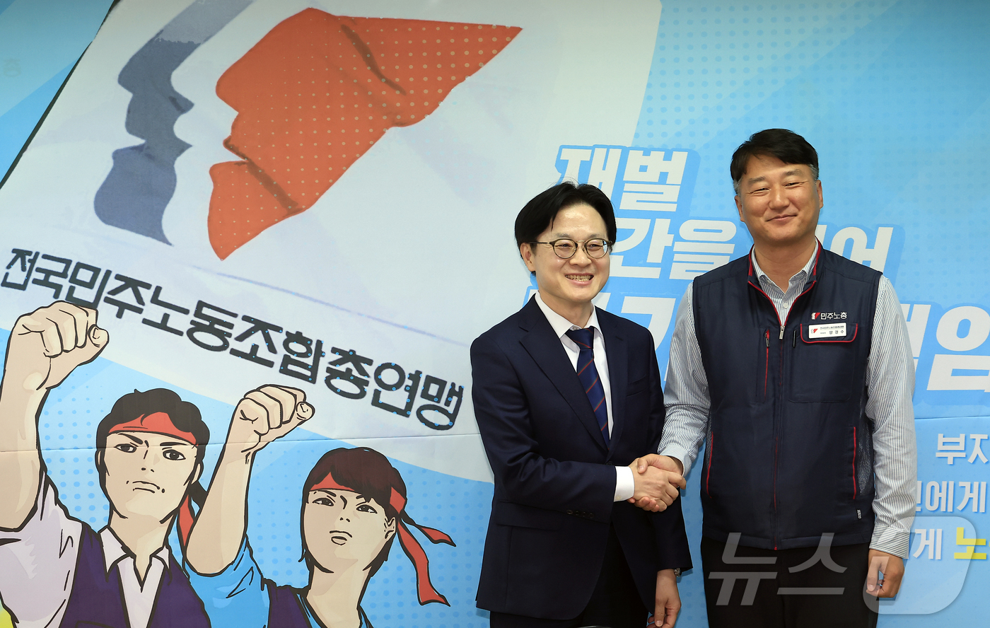 (서울=뉴스1) 박정호 기자 = 김정관 산업통상부 장관이 3일 오후 서울시 중구 정동 전국민주노동조합총연맹(이하 민주노총)을 방문, 양경수 민주노총 위원장과 악수를 하고 있다. 2 …