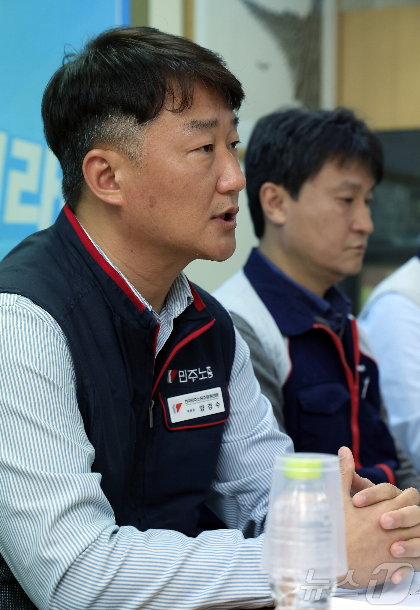 (서울=뉴스1) 박정호 기자 = 양경수 전국민주노동조합총연맹(이하 민주노총) 위원장이 3일 오후 서울시 중구 정동 민주노총 위원장실에서 김정관 산업통상부 장관과 가진 간담회에서 모 …