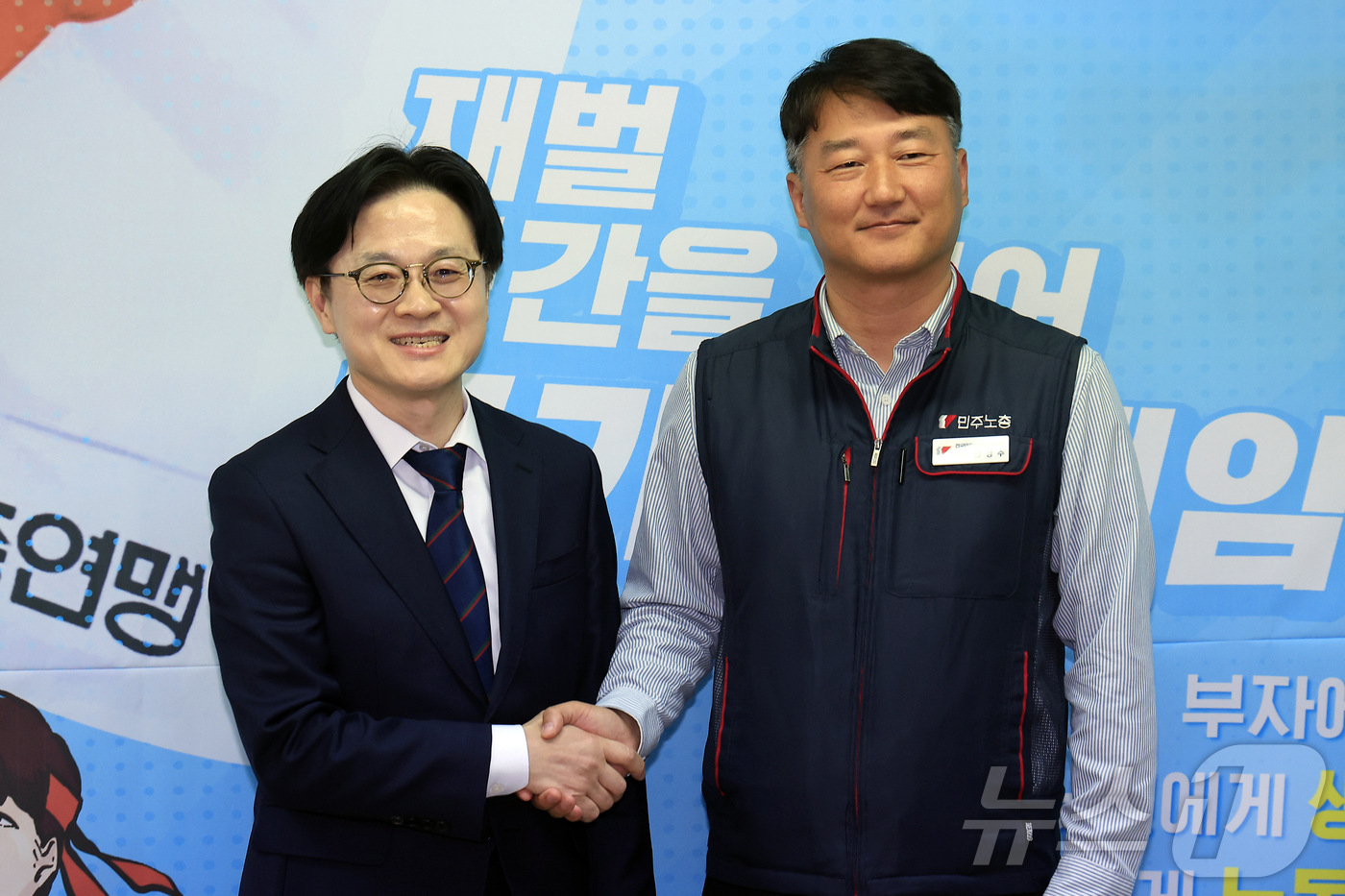 (서울=뉴스1) 박정호 기자 = 김정관 산업통상부 장관이 3일 오후 서울시 중구 정동 전국민주노동조합총연맹(이하 민주노총)을 방문, 양경수 민주노총 위원장과 악수를 하고 있다. 2 …