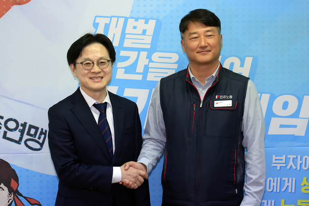 손잡은 김정관 장관과 양경수 위원장