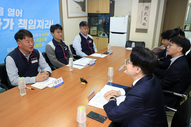 김정관 장관, 민주노총 찾아 양경수 위원장과 간담회