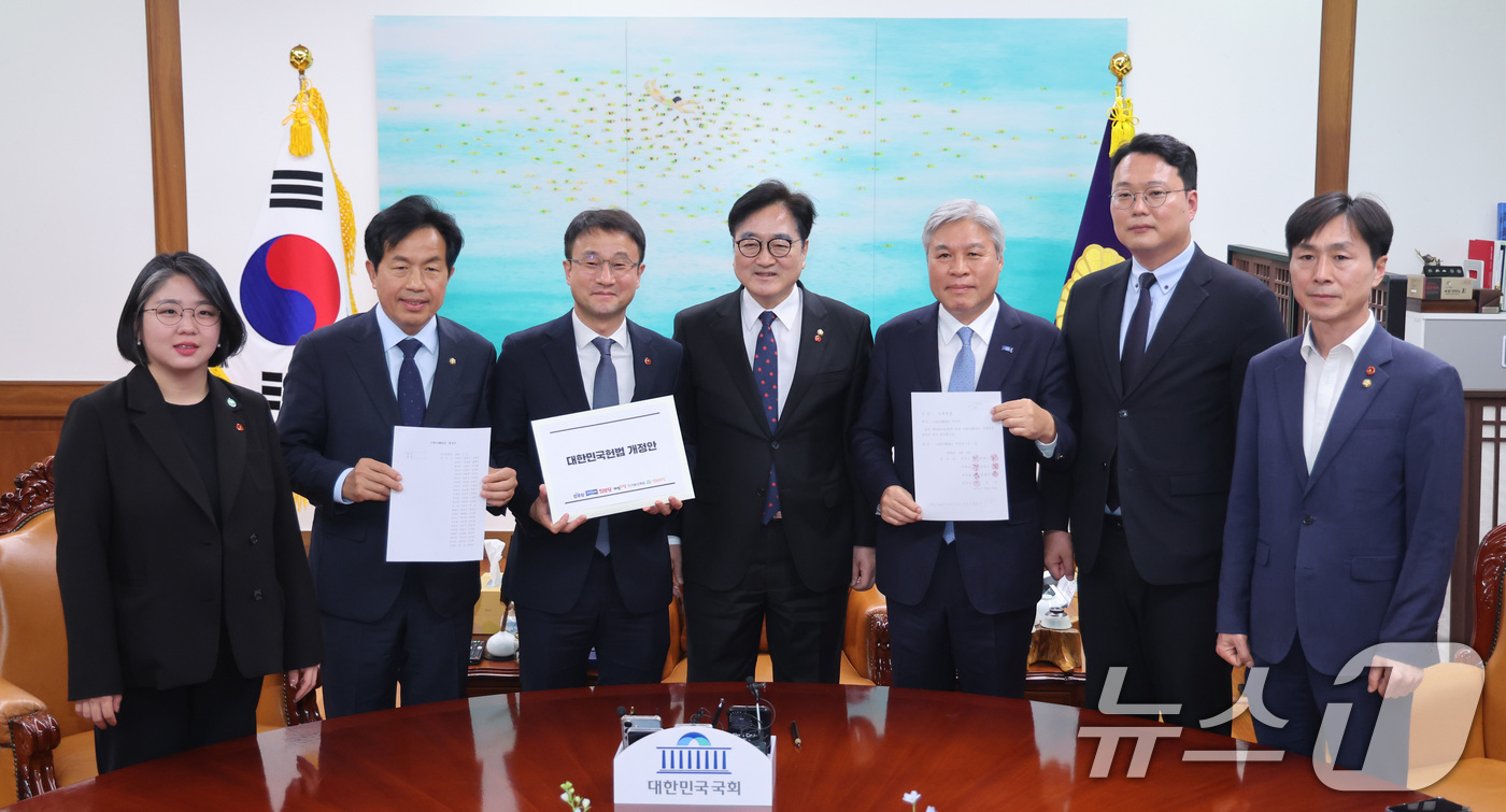 (서울=뉴스1) 신웅수 기자 = 우원식 국회의장이 3일 서울 여의도 국회 집무실에서 발의를 앞둔 헌법개정안을 들고 제정당 원내대표들을 만나고 있다. 2026.4.3/뉴스1