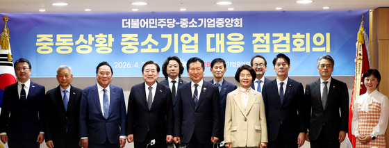 與 "추경안 확정시, 수출 중기 '긴급지원 바우처' 선정 기준 완화"