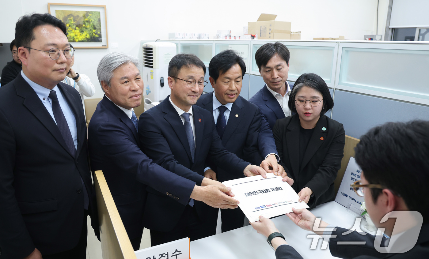 (서울=뉴스1) 신웅수 기자 = 한병도 더불어민주당 원내대표를 비롯한 제정당 원내대표들이 3일 서울 여의도 국회 의안과에 대한민국헌법 개정안을 제출하고 있다. 2026.4.3/뉴스 …