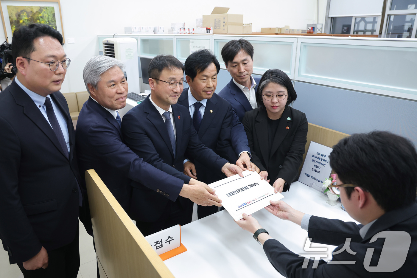 (서울=뉴스1) 신웅수 기자 = 한병도 더불어민주당 원내대표를 비롯한 제정당 원내대표들이 3일 서울 여의도 국회 의안과에 대한민국헌법 개정안을 제출하고 있다. 2026.4.3/뉴스 …