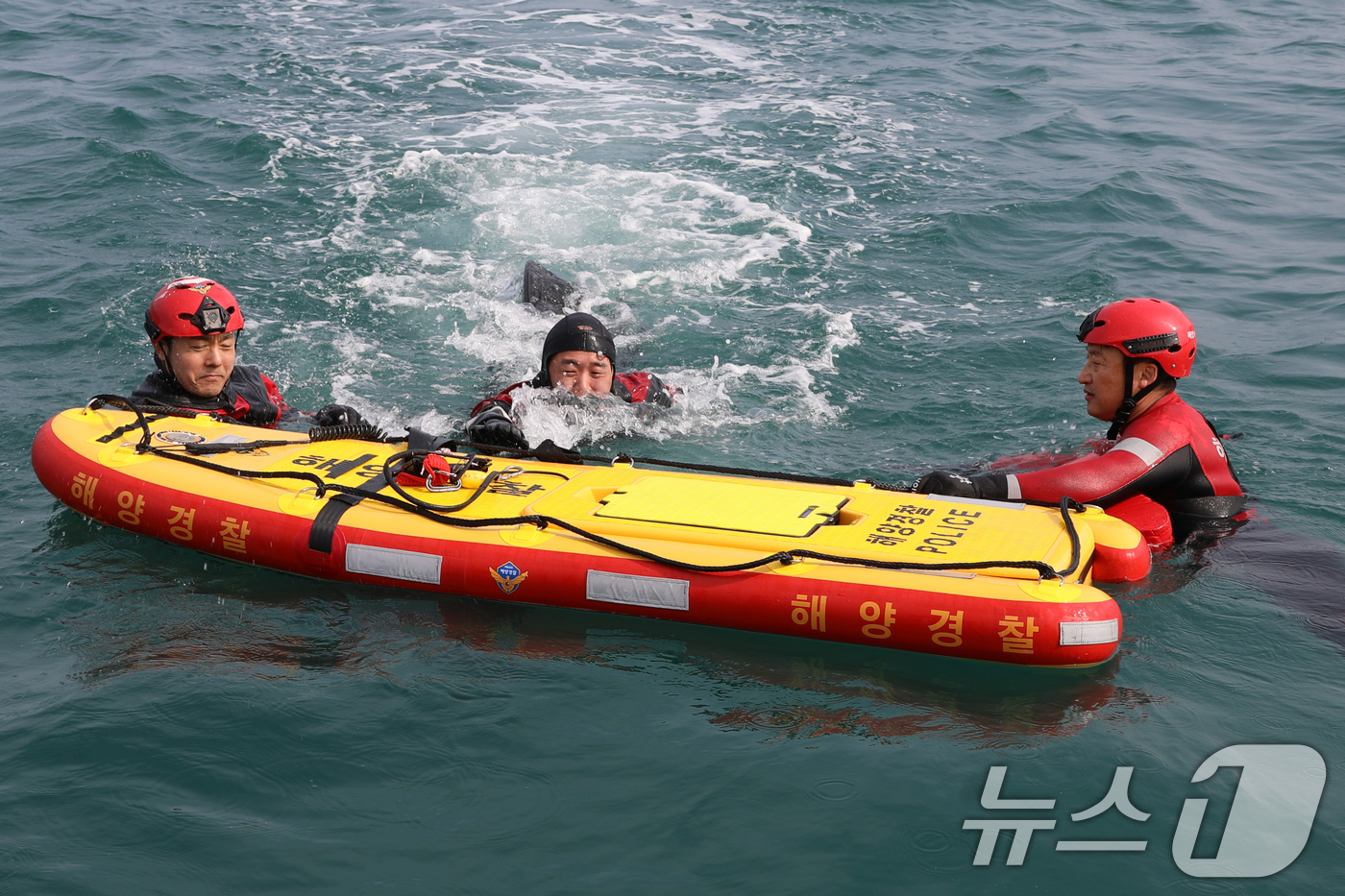 (포항=뉴스1) 최창호 기자 = 이근안 경북 포항해양경찰서장(가운데)이 3일 북구 흥해읍 용한리 해변에서 구조대원들과 함께 서핑 보드를 이용한 인명구조 훈련을 하고 있다.이날 훈련 …