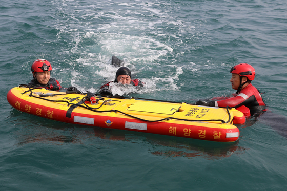 구조훈련에 뛰어든 이근안 포항해경 서장