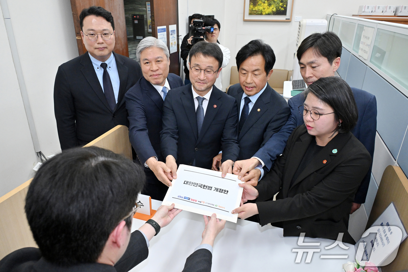 (서울=뉴스1) 신웅수 기자 = 한병도 더불어민주당 원내대표를 비롯한 제정당 원내대표들이 3일 서울 여의도 국회 의안과에 대한민국헌법 개정안을 제출하고 있다. (공동취재) 2026 …