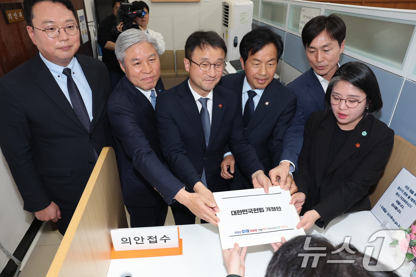 (서울=뉴스1) 신웅수 기자 = 한병도 더불어민주당 원내대표를 비롯한 6개 정당 원내대표들이 3일 서울 여의도 국회 의안과에 대한민국헌법 개정안을 제출하고 있다. (공동취재) 20 …