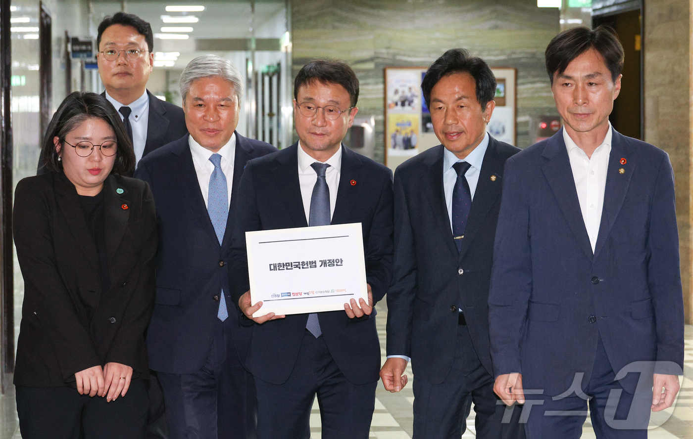 (서울=뉴스1) 신웅수 기자 = 한병도 더불어민주당 원내대표를 비롯한 6개 정당 원내대표들이 3일 서울 여의도 국회 의안과에 대한민국헌법 개정안을 제출하고 있다. (공동취재) 20 …