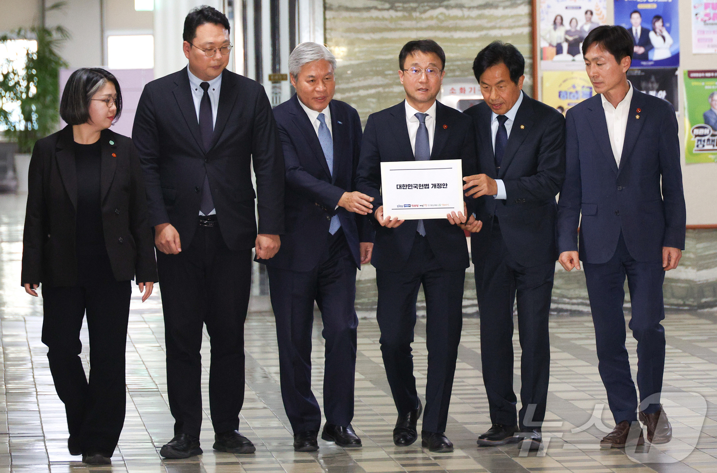 (서울=뉴스1) 신웅수 기자 = 한병도 더불어민주당 원내대표를 비롯한 6개 정당 원내대표들이 3일 서울 여의도 국회 의안과에 대한민국헌법 개정안을 제출하고 있다. (공동취재) 20 …