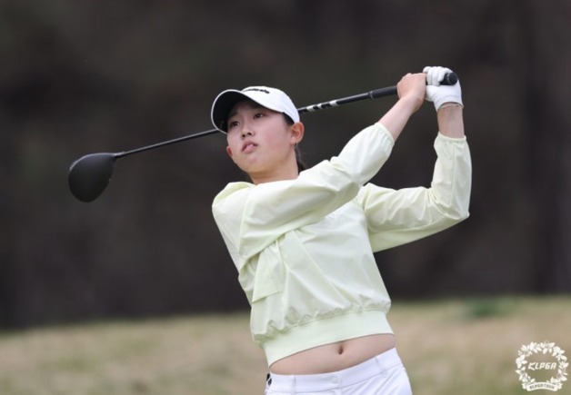 '여중생' 김서아, 더 시에나 오픈 2R 4위…KLPGA 최연소 우승 도전