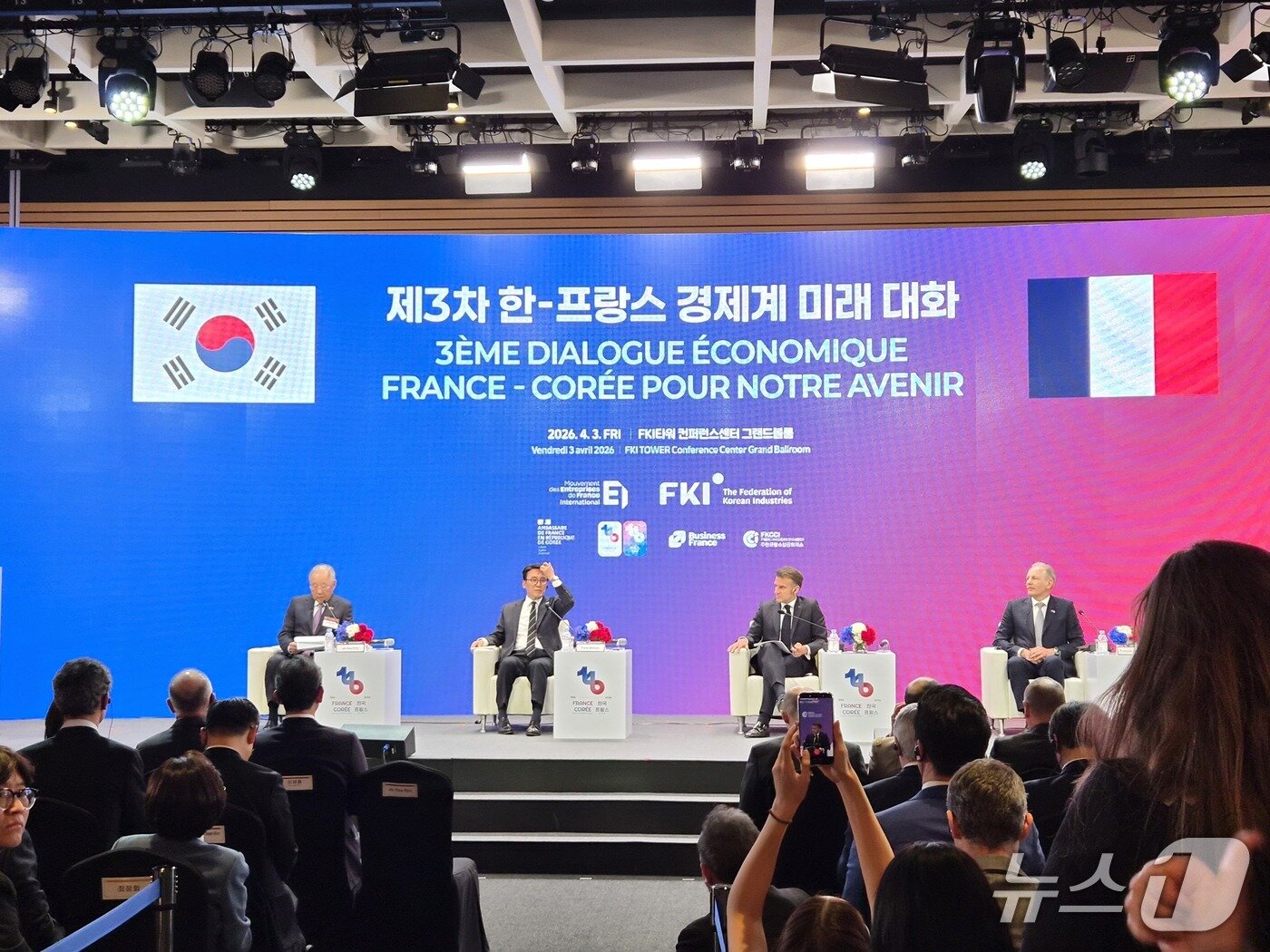 본문 이미지 - 에마뉘엘 마크롱 프랑스 대통령과 김민석 국무총리, 류진 한국경제인협회 회장이 3일 한국경제인협회와 프랑스경제인협회(MEDEF)가 공동으로 개최한 '제3차 한-프랑스 경제계 미래대화'에 참석했다. 2026.4.3 ⓒ 뉴스1 김진희 기자 