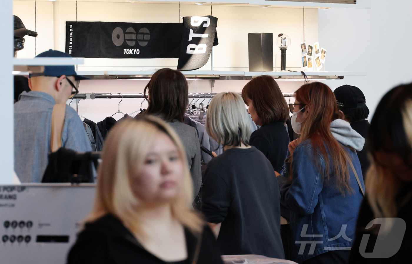 도쿄=뉴스1 김진환 기자 = 3일 일본 도쿄 미드타운에 마련된 ‘BTS POP-UP : ARIRANG’에서 아미(ARMY·방탄소년단 팬덤명)들이 굿즈를 구입하고 있다. 2026.4 …