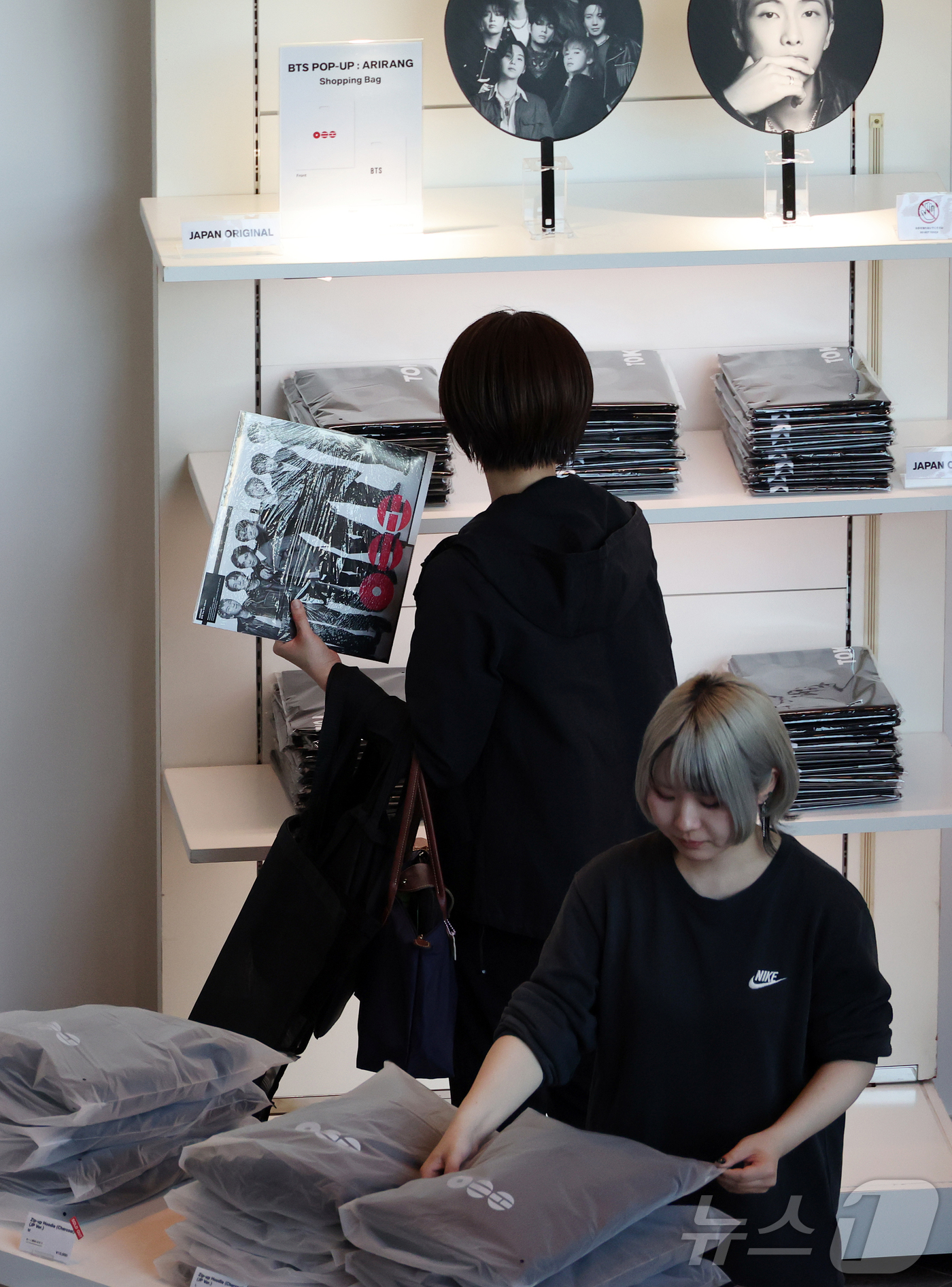 도쿄=뉴스1 김진환 기자 = 3일 일본 도쿄 미드타운에 마련된 ‘BTS POP-UP : ARIRANG’에서 아미(ARMY·방탄소년단 팬덤명)들이 굿즈를 구입하고 있다. 2026.4 …