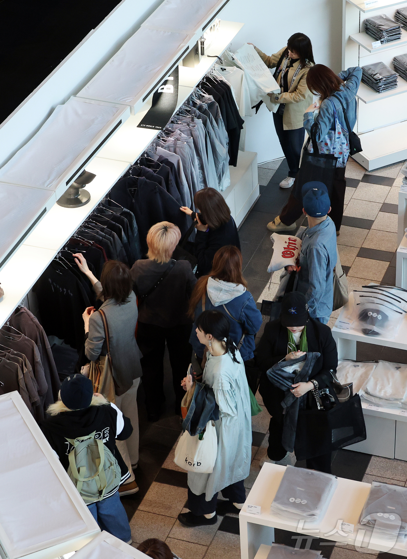 도쿄=뉴스1 김진환 기자 = 3일 일본 도쿄 미드타운에 마련된 ‘BTS POP-UP : ARIRANG’에서 아미(ARMY·방탄소년단 팬덤명)들이 굿즈를 구입하고 있다. 2026.4 …