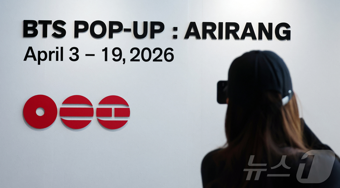 (도쿄=뉴스1) 김진환 기자 = 3일 일본 도쿄 미드타운에 마련된 ‘BTS POP-UP : ARIRANG’에서 한 아미(ARMY·팬덤명)가 추억을 남기고 있다. 2026.4.3/뉴 …